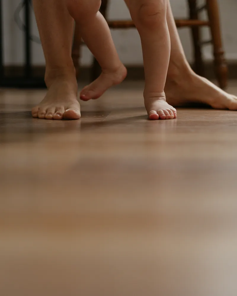 Bambin faisant ses premiers pas, lumière chaude