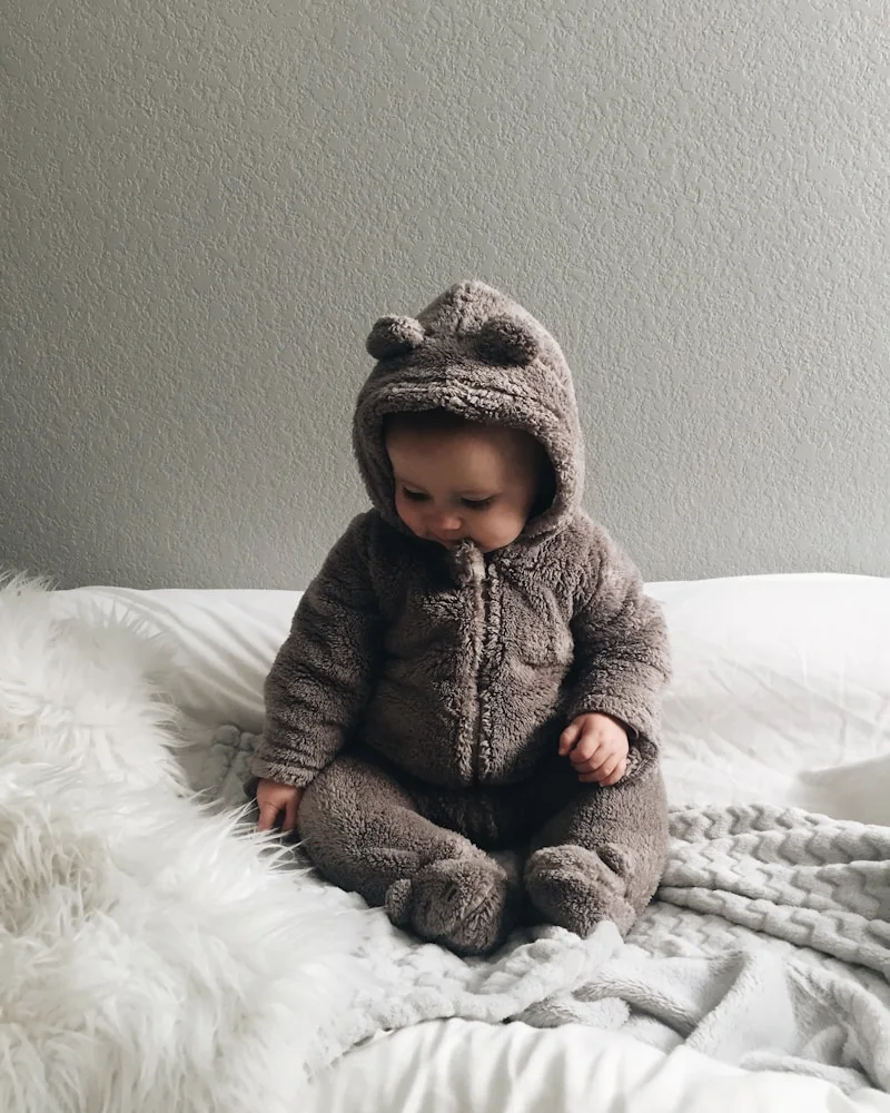 Petite main de nouveau-né dans la main d'un parent