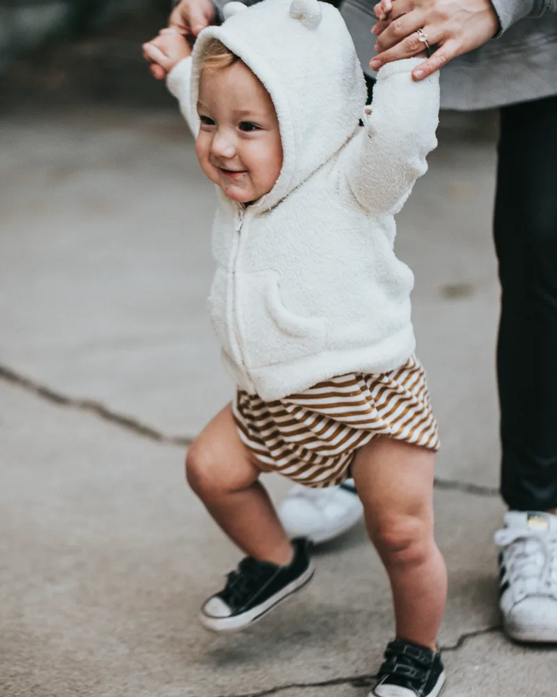 Bambin de dos marchant, lumière chaude