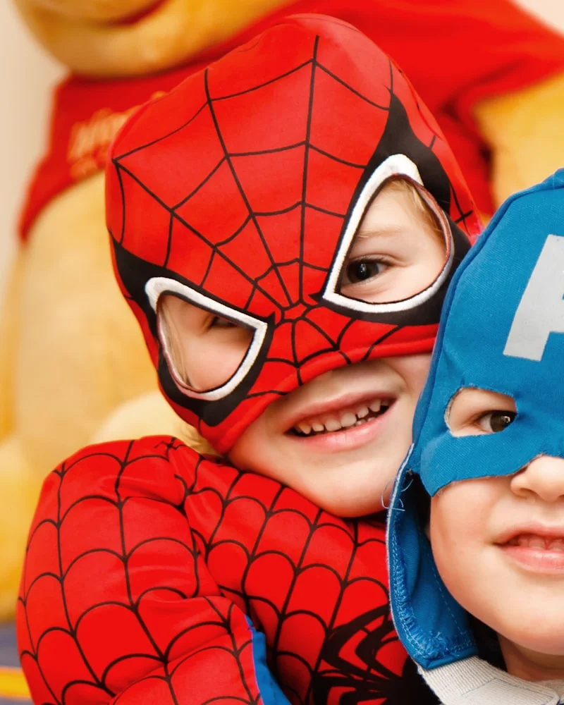 Bébé souriant à la lumière du matin
